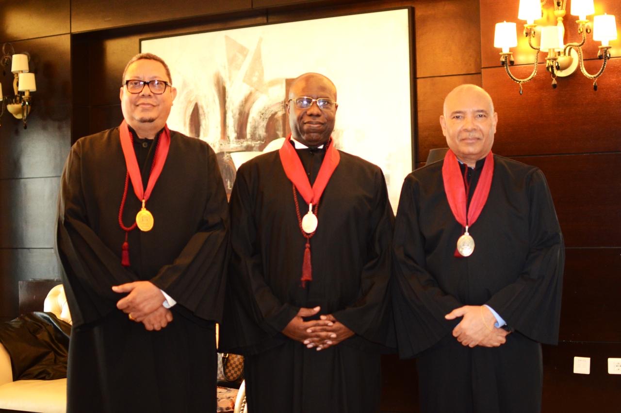 Grupo em traje académico com medalhas · 13